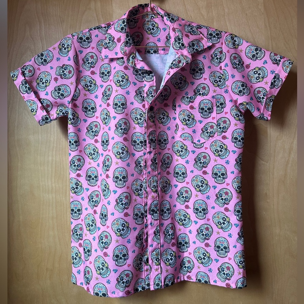 Men’s Skulls Button Down Shirt size M